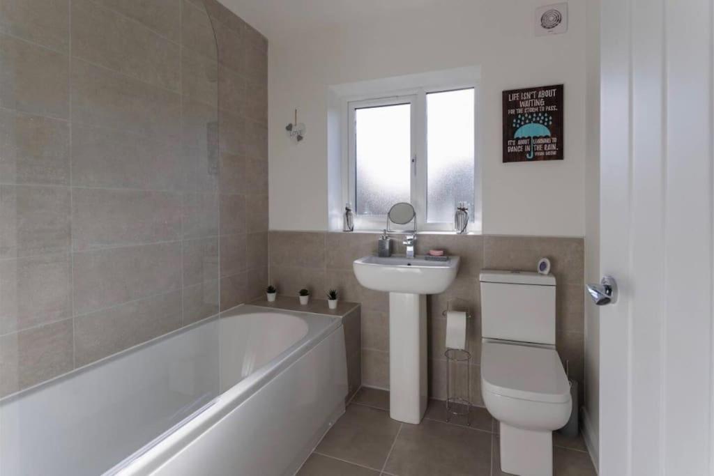 Luxury 3-Bedroom, 2-Bathroom Home Sleeps 7 People Liverpool Exterior foto
